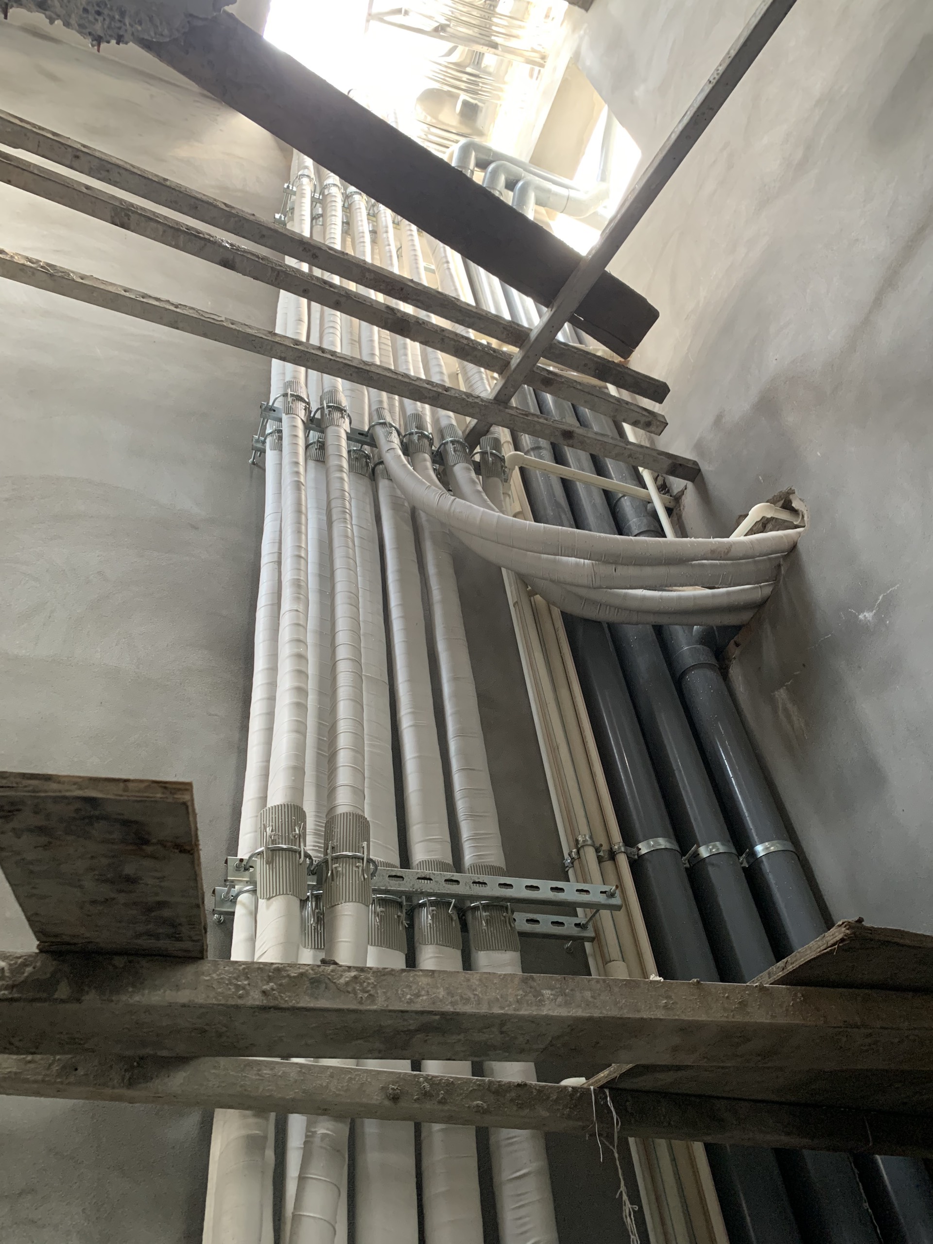 11 lộ ống đồng đi hai lớp thẳng tắp, gọn gàng tại công trình Geleximco