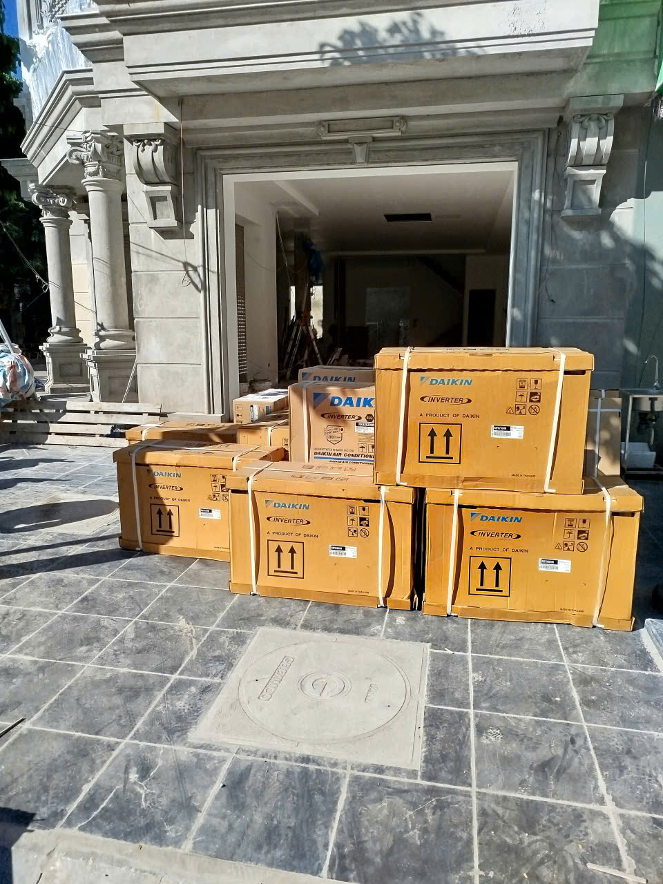 Thiết bị điều hòa Daikin chính hãng tập kết tại sảnh biệt thự Geleximco